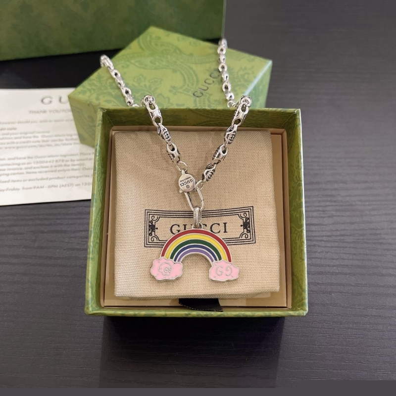 G*u*i necklaces